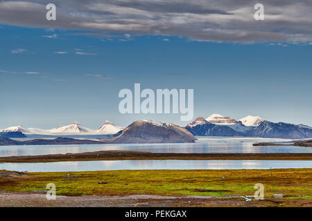 Vue depuis l'extrémité nord et civile règlement fonctionnel Ny-Ålesund sur le paysage avec les trois crones, Svalbard, Spitzberg ou l'Europe Banque D'Images