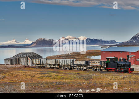 Vieux train de charbon et de l'extrême nord de la vue et de règlement civil fonctionnel Ny-Ålesund sur le paysage avec les trois crones, Svalbard ou Spitsb Banque D'Images