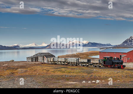 Vieux train de charbon et de l'extrême nord de la vue et de règlement civil fonctionnel Ny-Ålesund sur le paysage avec les trois crones, Svalbard ou Spitsb Banque D'Images