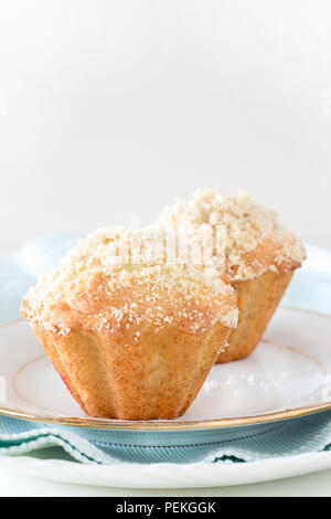 Deux Apple streusel Muffins à la citrouille de l'avoine. Arrière-plan blanc. Focus sélectif. Copie de l'espace pour votre texte. Photo verticale. Banque D'Images