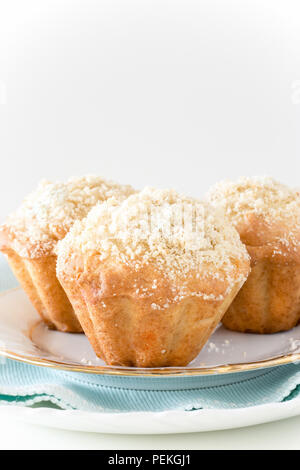 Trois Apple streusel Muffins à la citrouille de l'avoine. Arrière-plan blanc. Focus sélectif. Copie de l'espace pour votre texte. Photo verticale. Banque D'Images