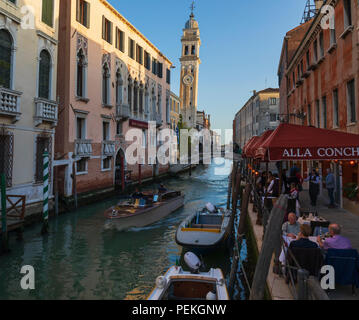 Venise, Venise, Vénétie, province de l'Italie. La tour-clocher de l'église San Giorgio dei Greci sur le Rio dei Greci. Le clocher date de Banque D'Images