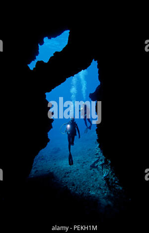 Divers (MR) avec des lumières, que l'on voit à l'entrée première cathédrale à l'extérieur de l'île de Lanai, Hawaii. Banque D'Images