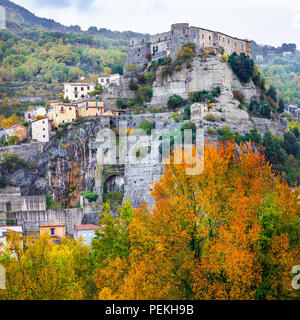 Cerro al Volturno impressionnant,village avec vue vieux château,Molise,Italie. Banque D'Images