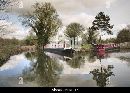 Péniches sur la rivière Lea du Hertfordshire, Royaume-Uni Banque D'Images