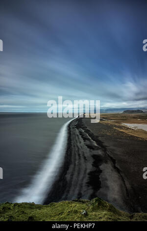 Vue de la côte islandaise de Dyrholaey montrant les plages de sable noir Banque D'Images