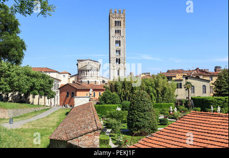 Lucca - vue de l'enceinte médiévale de la vieille ville en direction basilique romane San Frediano typique de la Toscane avec clocher élevé Banque D'Images