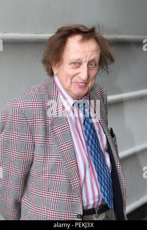 Ken Dodd arrivant à la Venue Cymru Llandudno Banque D'Images