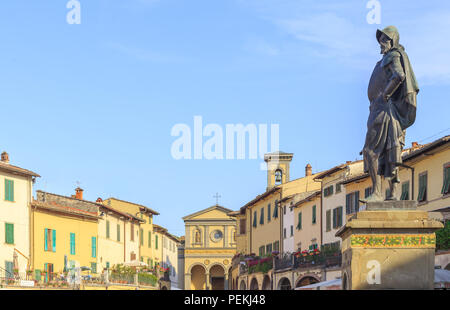 Piazza Giacomo Matteotti à Greve in Chianti, Toscane, Italie. Monument de Giovanni da Verrazzano (1485-1528), explorateur italien de l'Amérique du Nord Banque D'Images