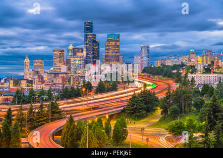 Seattle, Washington, États-Unis, le centre-ville et les autoroutes au crépuscule. Banque D'Images