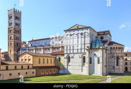 Façade romane et clocher de cathédrale Saint-Martin de Lucques, Toscane. Il contient de plus précieuse relique dans Lucca, Sainte Face de Lucques.Volto Santo Banque D'Images