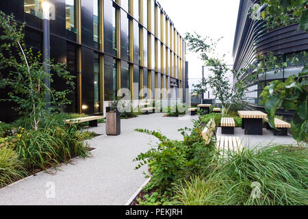 Styles architecturaux modernes et aménagement paysager au campus de l'Université d'Oxford à l'hôpital Churchill, à Oxford Banque D'Images