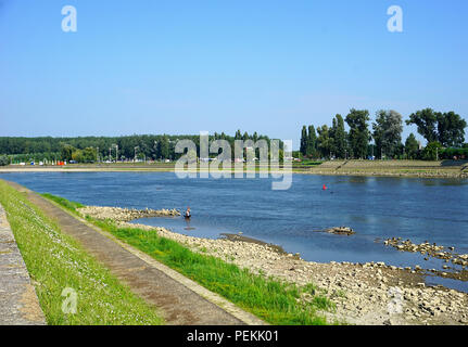 Osijek, Croatie, 10 août 2018. Sur la rivière Drava journée ensoleillée dans la ville croate Osijek en Slavonie orientale Banque D'Images