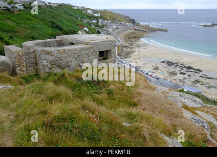 La Deuxième Guerre mondiale, embrasure à Sennen Cove, Cornwall Banque D'Images