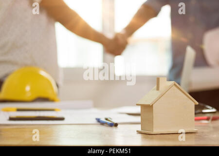 Accord réussi , estate,contrat d'achat d'une maison concept, ingénieur shaking hand avec l'investisseur après signature de finition dans le contrat social. Banque D'Images