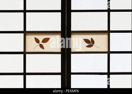 Kyoto, Japon. Funda-temple zen de Tofuku-ji à. Les portes coulissantes en papier traditionnel (shoji) dans la salle de réception, avec les plantes séchées utilisées pour la décoration Banque D'Images