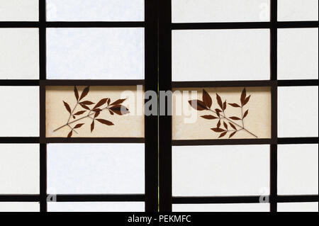 Kyoto, Japon. Funda-temple zen de Tofuku-ji à. Les portes coulissantes en papier traditionnel (shoji) dans la salle de réception, avec les plantes séchées utilisées pour la décoration Banque D'Images