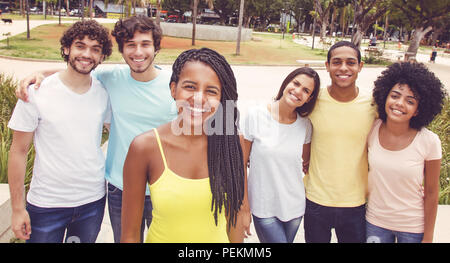 African American Woman avec un groupe d'amis en look rétro à l'extérieur l'été Banque D'Images