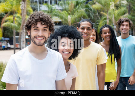 Caucase attrayant homme hipster avec barbe avec multi ethnic amis en ligne piscine en été Banque D'Images