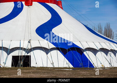 Un rayé bleu tente de cirque dans la nature verte. Banque D'Images