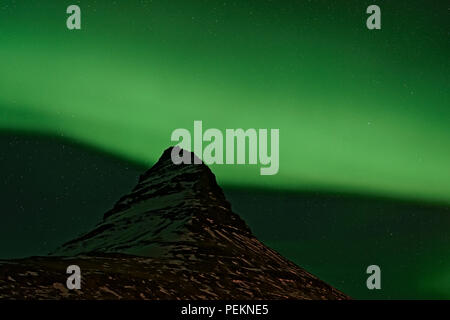 Northern Lights tourbillonnant autour de Kirkjufell, Grundarfjordur, Islande Banque D'Images