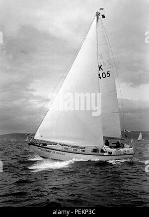 AJAXNETPHOTO. 7ème juillet,1974. PLYMOUTH, ANGLETERRE - Round Britain Race - à fleur de cerisier au démarrage ; SKIPPER CLARE FRANCIS (GBR) PHOTO : JONATHAN EASTLAND/AJAX REF:740707 19 Banque D'Images