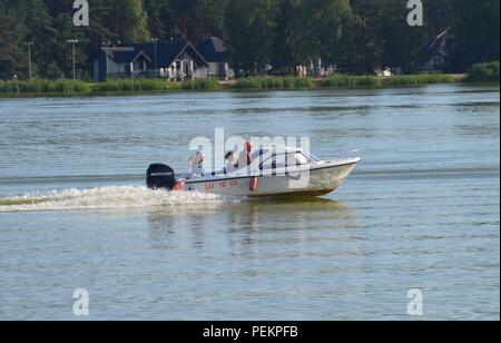 Janow Lubelski, Pologne - 07 août 2018 : Bateau à moteur dans le lac à Janow Lubelski, Pologne Banque D'Images