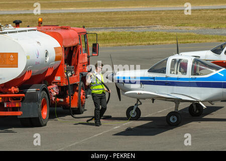 Travailleur de l'aéroport un avion de ravitaillement en carburant à l'aéroport de Cardiff au Pays de Galles. Un camion-citerne de carburant est en vue. Banque D'Images