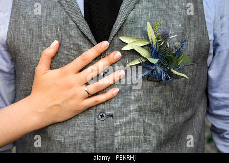 La boutonnière dans la poche de la tenue du marié d'eucalyptus et Eryngium Banque D'Images