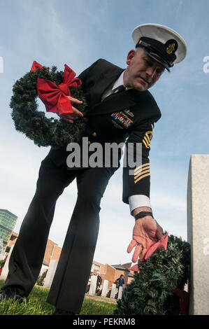 HAMPTON, VIRGINIE (déc. 12, 2015) - chef spécialiste de programmes religieux Zachary Mcdonald, affecté à la classe Nimitz porte-avions USS ABRAHAM LINCOLN (CVN 72) dépose une gerbe pour rendre hommage au cours d'une cérémonie à travers l'Amérique des couronnes au Hampton National Cemetery, le 12 décembre. La cérémonie de dépôt faisait partie d'un événement national de rendre hommage aux membres du service, les prisonniers de guerre, les personnes disparues et tous les membres de service actif dans les forces armées. (U.S. Photo par marine Spécialiste de la communication de masse 3 Classe Aaron T. Kiser/libérés) Banque D'Images