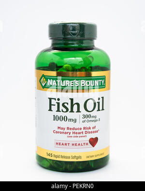 Une bouteille verte de 1000 mg Softgels d'huile de poisson par la générosité de la Nature, pour la promotion de la santé cardiaque. Banque D'Images