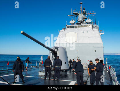 151215-N-GW139-040 OCÉAN PACIFIQUE (déc. 15, 2015) - Les marins affectés à Ticonderoga-classe croiseur lance-missiles USS Princeton (CG-59) mener un lavage à l'eau douce vers le bas sur le foc'sle. Princeton est actuellement en cours d'événements d'essais opérationnels en vue de leur prochain déploiement. (U.S. Photo par marine Spécialiste de la communication de masse Eric 3e classe/batardeaux) Parution Banque D'Images