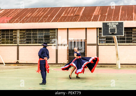 San Juan del Obispo, Guatemala - 3 août 2018 : les spectacles de danse folklorique du Costa Rica en basket-ball à proximité de site du patrimoine mondial de l'Unesco d'Antigua. Banque D'Images