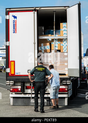 Garde-frontière espagnol Guardia Civil police inspecter vous pouvez examiner un conteneur camion remorque véhicule au port de ferry de Santander Espagne docks Banque D'Images