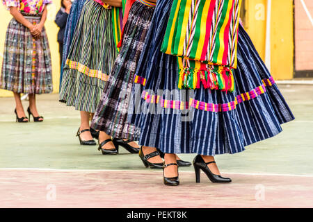 San Juan del Obispo, Guatemala - 3 août 2018 : danse folklorique guatémaltèque en costume autochtone effectuer près de site du patrimoine mondial de l'Unesco d'Antigua. Banque D'Images