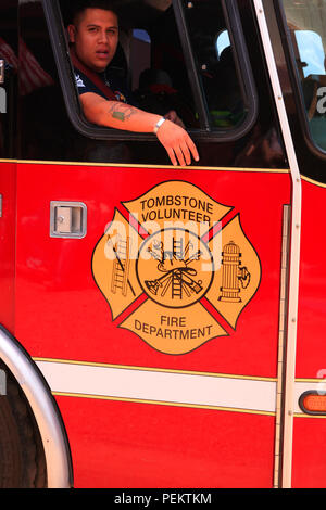 Pierre tombale Volunteer Fire Dept des véhicules à la Doc Holiday parade annuelle dans la région de Tombstone, Arizona Banque D'Images