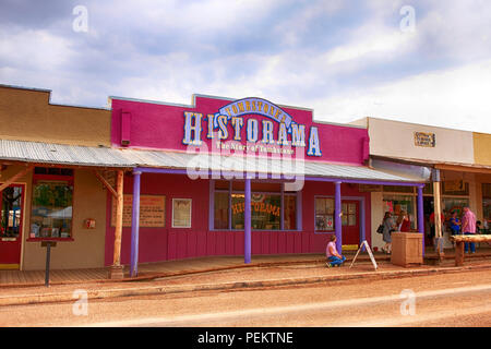 Les gens de l'extérieur Historama et autres magasins sur E St Allen antques vente et les artefacts de Tombstone, en Arizona Banque D'Images