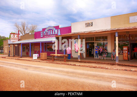 Les gens de l'extérieur Historama et autres magasins sur E St Allen antques vente et les artefacts de Tombstone, en Arizona Banque D'Images