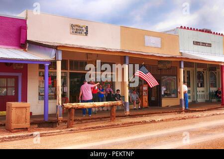 Les gens de l'extérieur sur les magasins de vente antques E St Allen et les artefacts de Tombstone, en Arizona Banque D'Images