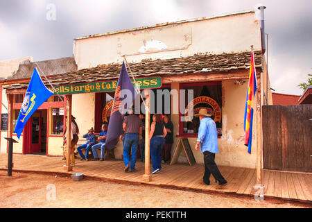 Les gens de l'extérieur Doc Holiday's Saloon sur E Allen St dans la ville historique de Tombstone, Arizona Banque D'Images