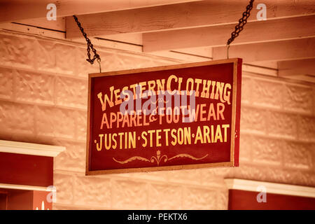 Frais généraux suspendus les vêtements occidentaux signe sur E. Allen St dans la ville historique de Tombstone, Arizona Banque D'Images