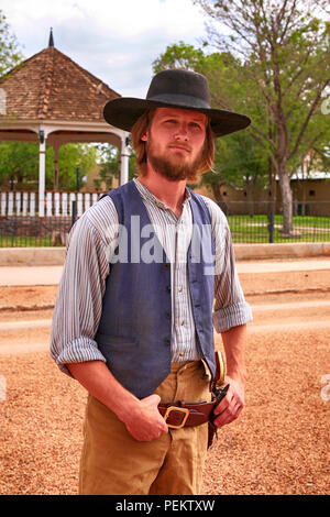 Les jeunes adultes homme vêtu de vêtements cowboy vintage lors de l'Assemblée Doc Holiday event à Tombstone, en Arizona Banque D'Images