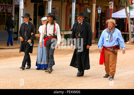 Des hommes habillés comme les frères Earp et Johnny Ringo à l'assemblée annuelle de l'événement Vacances Doc à Tombstone, en Arizona Banque D'Images