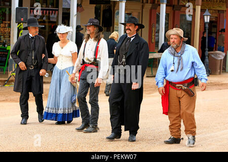 Des hommes habillés comme les frères Earp et Johnny Ringo à l'assemblée annuelle de l'événement Vacances Doc à Tombstone, en Arizona Banque D'Images