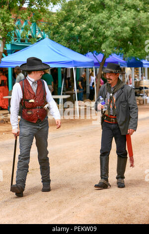 Hommes habillés en Doc Holiday et un adjoint de cow-boy à l'assemblée annuelle de l'événement Vacances Doc à Tombstone, en Arizona Banque D'Images