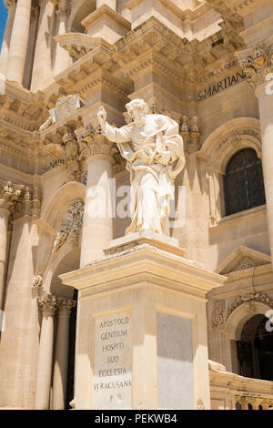 Italie Sicile Syracuse Ortigia Siracusa Piazza Duomo Duomo Baroque Templo di Minerva cathédrale Saint évêque Zosimo piliers detail statue Banque D'Images