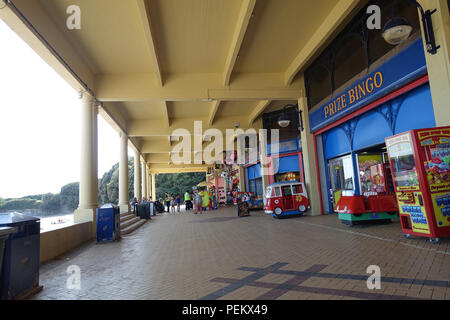 Fête foraine et des magasins vendant des engins de plage dans l'ouest de l'abri, Whitmore Bay, Barry Island, au Pays de Galles Banque D'Images