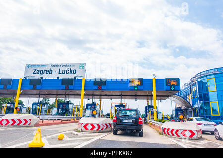 L'autoroute A1 près de Zagreb, Croatie, 1 juillet 2018 : la station de péage d'autoroute à Zagreb, Croatie Lucko pendant des fêtes est motif de congestions sur ma longue Banque D'Images