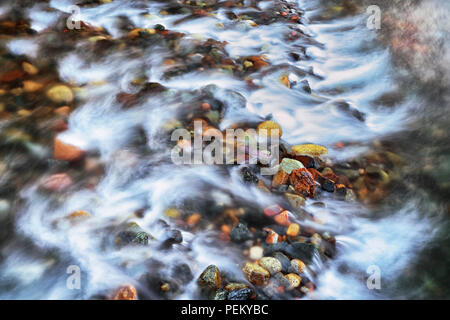 Le Wild and Scenic River Wallowa se précipite sur les rochers colorés sur son voyage à Wallowa Lake dans l'Oregon NE Wallowa Comté. Banque D'Images