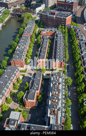 Vue aérienne de la communauté fermée de maisons en rangée sur la rivière Chicago. Banque D'Images